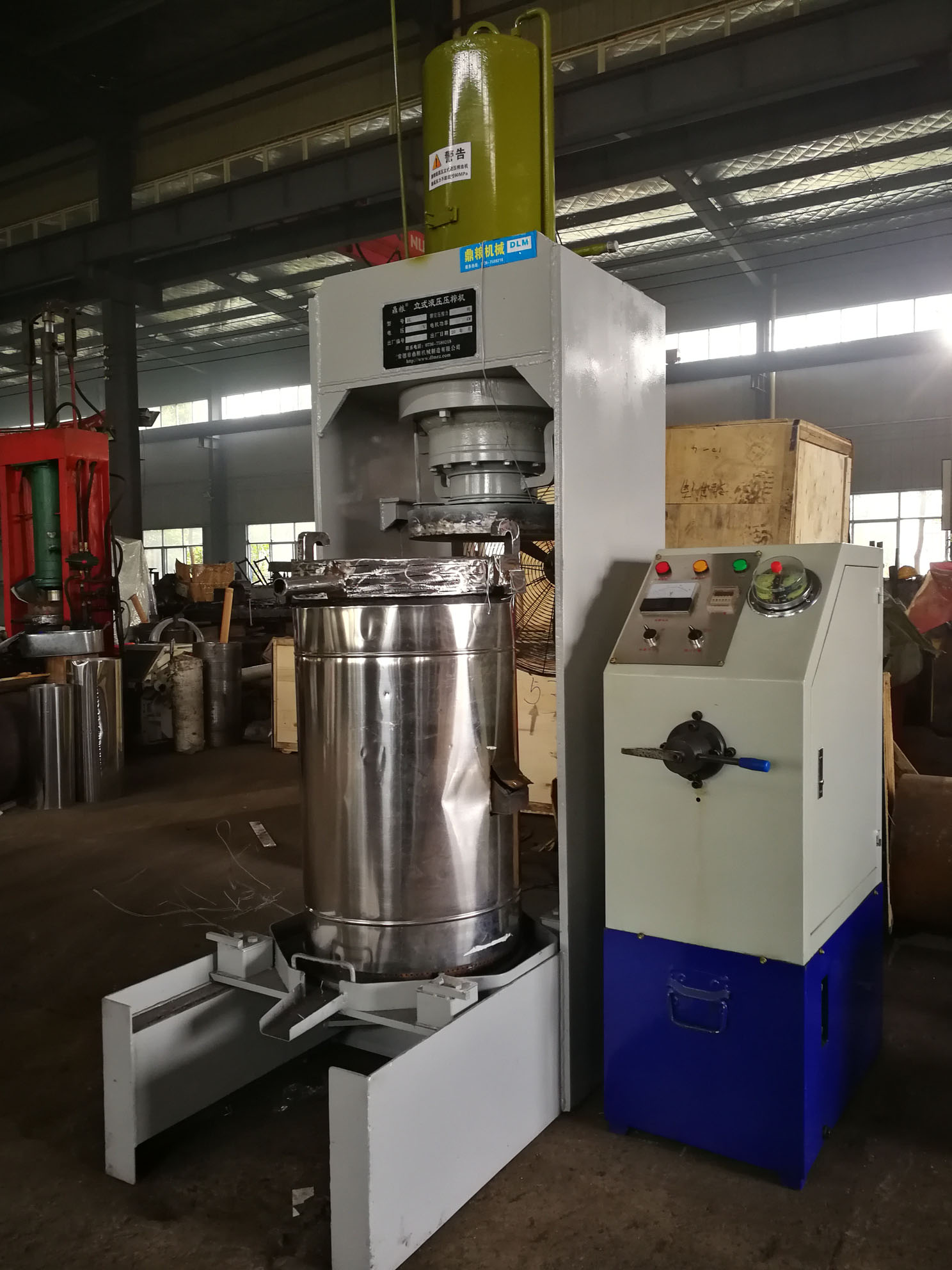 不銹鋼超高壓立式液壓壓榨機(jī)，果汁壓榨機(jī)，果渣壓榨機(jī)，藥材壓榨，油渣處理，白土壓榨